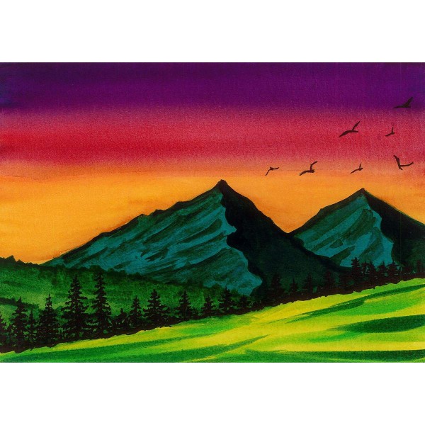 Kleurrijke hemel achter de bergen